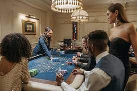 Super Sic Bo live dealer table broadcast on qtgame showing dice roll and betting interface